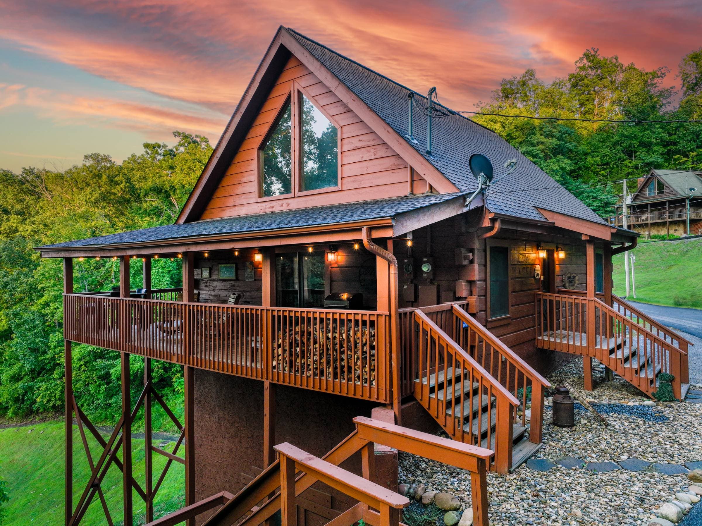 Welcome to Bear Necessities!! Hot Tub, HE Washer/dryer tower, Arcade games, Lake resort, Pool. Close to waterpark , ziplining, horseback riding, UTV rentals, boat/jet ski rentals, hiking trails